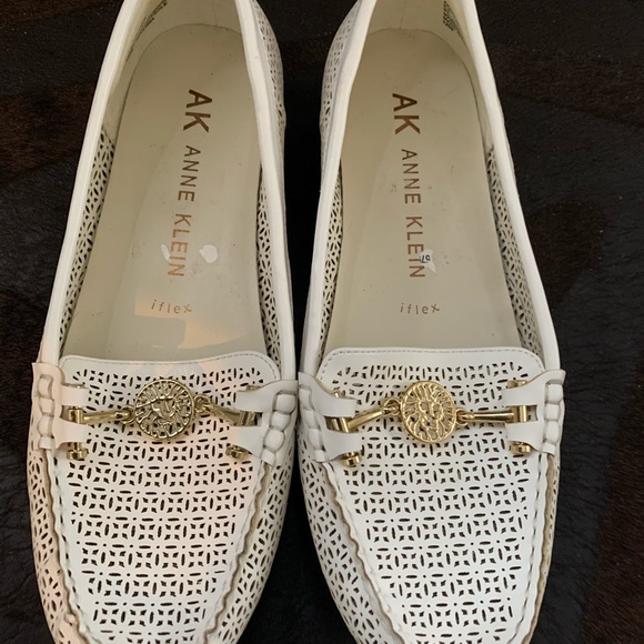 Flat white Anne Klein shoes - Picture 2 of 6